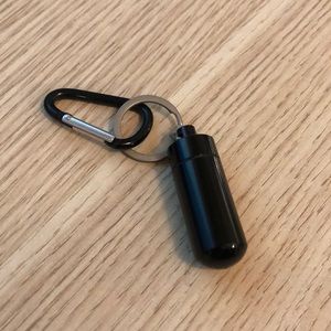 🍀 4 for $15! Carabiner keychain with screw capsule